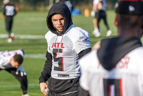 Warm eingepackt: Falcons-Wide-Receiver Drake London im Training. - © Andreas Gora/dpa