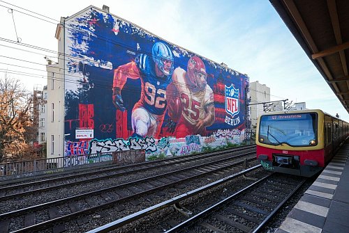 Unübersehbar: Mitten in Berlin prangt ein 1000 Quadratmeter großes NFL-Wandbild. - © Soeren Stache/dpa