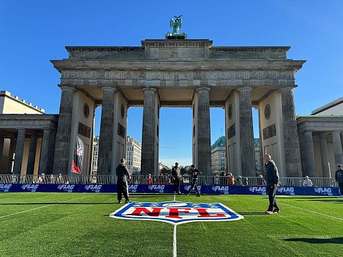 Am Brandenburger Tor ist ein Flag-Football-Field aufgebaut. - © Jordan Raza/dpa