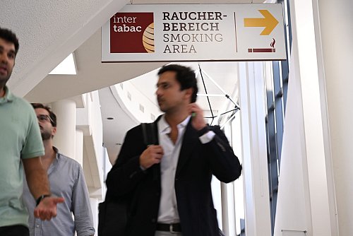 Nach dem ersten Messetag der Intertabac gehen Besucher zum Ausgang - die Fachmesse geht noch bis Samstag. - © Wolf von Dewitz/dpa