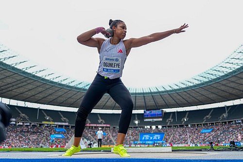 Kugelstoß-Olympiasiegerin Yemisi Ogunleye landete beim Berliner Istaf auf Rang zwei. - © Michael Kappeler/dpa