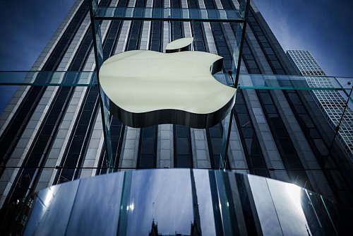Der iPhone-Hersteller Apple ist nicht mehr teuerster Börsenkonzern der Welt (Archivbild) - © Michael Kappeler/dpa