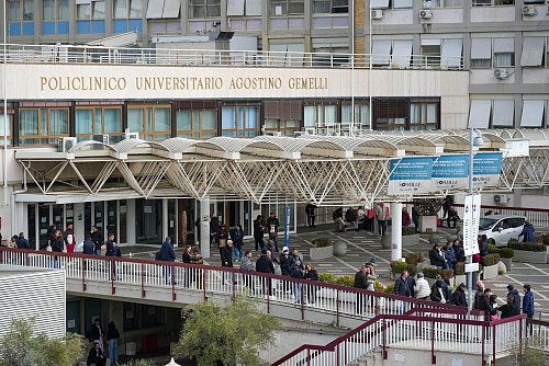 Papst Franziskus muss länger im Gemelli-Krankenhaus bleiben. - © Andrew Medichini/AP/dpa