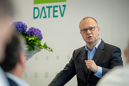 Robert Mayr, Chef des IT-Dienstleisters Datev, sieht vor allem Kleinstunternehmen als Verlierer der Wirtschaftskrise (Archivbild) - © Daniel Karmann/dpa