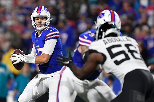 Josh Allen (links) zerlegte die Jacksonville Jaguars mit den Buffalo Bills in ihre Einzelteile. - © Adrian Kraus/AP/dpa