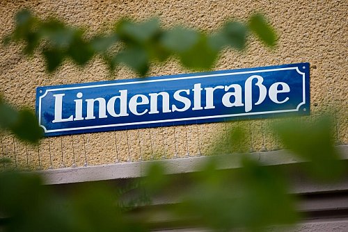 Blick auf das Straßenschild «Lindenstraße». - © picture alliance / dpa