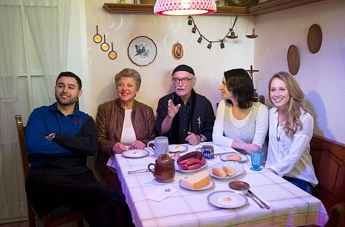 Die Schauspieler Hüseyin Ekici (Orkan Kortuglu), Marie-Luise Marjan (Helga Beimer), der Produzent der Fernsehserie «Lindenstraße», Hans W. Geißendörfer, und die Schauspielerinnen Daniela Bette (Angelina Buchstab) und Clara Dolny (Josi Stadler) sitzen in Speyer im Museum Wilhelmsbau am Technik Museum in der Originalkulisse der Wohnküche der «Lindenstraße»-Hausmeisterin Else Kling. - © picture alliance / dpa