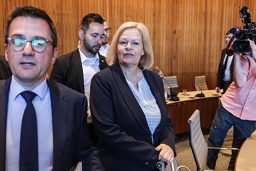 Auch die ehemalige Bundesinnenministerin Nancy Faser (SPD) war im Untersuchungsausschuss des nordrhein-westfälischen Landtags zum Terror-Anschlag von Solingen als Zeugin vernommen worden. (Archivbild) - © Oliver Berg/dpa