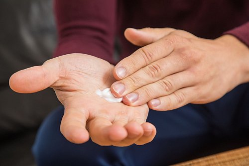 Vor und nach dem Putzen: Eine rückfettende Handcreme, die frei von Duftstoffen und Konservierungsmitteln ist, hilft, die empfindliche Haut zu schonen. - © Christin Klose/dpa-tmn