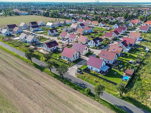 Wohnimmobilien sind seit Mitte 2022, dem Höhepunkt des jahrelangen Booms, deutlich billiger geworden. (Archivbild) - © Jan Woitas/dpa