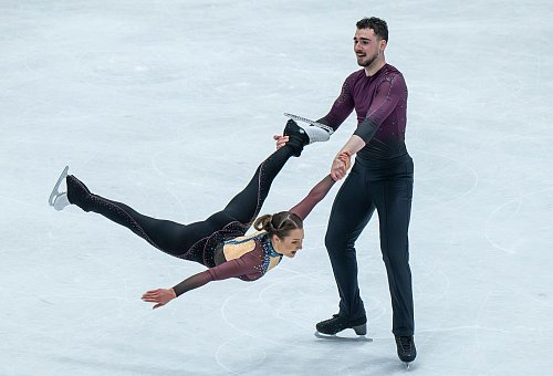 Annika Hocke (l) und Robert Kunkel belegten in Oberstdorf Platz acht. - © Peter Kneffel/dpa