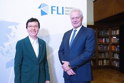 Der Nutzen möglicher Impfungen von Geflügel gegen die Geflügelpest wir unter anderem am Friedrich-Loeffler-Institut (FLI) untersucht. Bundeslandwirtschaftsminister Alois Rainer (CSU) weist auch auf mögliche Probleme hin. - © Stefan Sauer/dpa