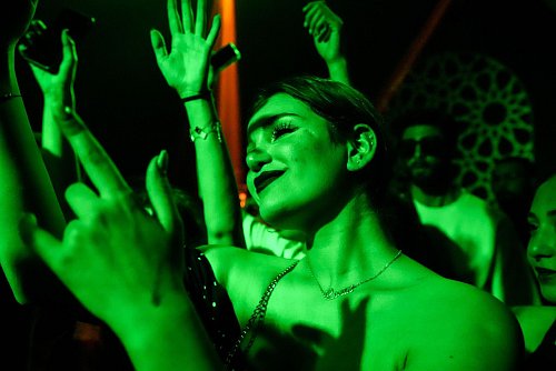 Gästen tanzen zu DJ Nurias Set in Damaskus. - © Moawia Atrash/dpa