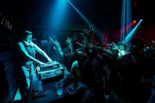 Die in Berlin lebende DJ Nuria legt in Damaskus auf. - © Moawia Atrash/dpa