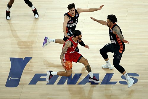 Ulms Defensive erzeugte viel Druck. - © Stickel Matthias/dpa