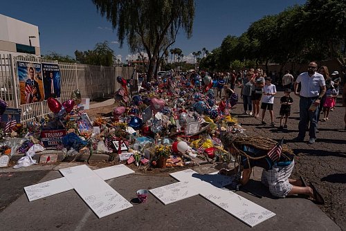 Sein Organisation Turning Point USA bat Besucher der Trauerfeier um Spenden statt Blumen. - © Jae C. Hong/AP/dpa
