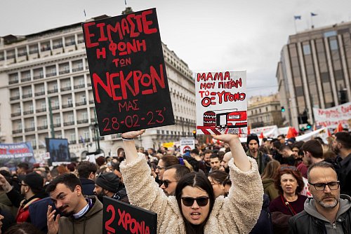 So viel Mobilisierung wie noch nie: Hunderttausende Demonstranten gingen landesweit auf die Straße. - © Socrates Baltagiannis/dpa
