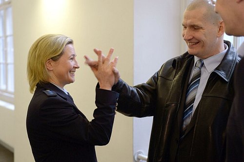 Claudia Pechstein und ihr Lebensgefährte Matthias Große feiern einen juristischen Erfolg. - © picture alliance / dpa