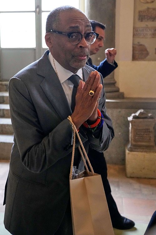 Filmregisseur Spike Lee verlässt nach einer Audienz beim Papst den Vatikan. - © Gregorio Borgia/AP/dpa
