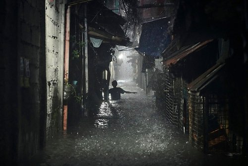 Auf den Philippinen sind Dutzende Provinzen betroffen sowie die Hauptstadt Manila. - © Aaron Favila/AP/dpa