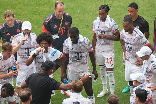 Trinken ist wichtig. Und Trinkpausen können die Trainer auch für taktische Korrekturen nutzen, wie hier Bayern-Coach Vincent Kompany (unten links). - © Marta Lavandier/AP/dpa