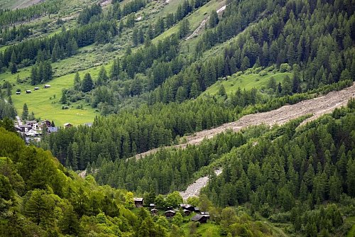 Wegen der Gefahrenlage war das Dorf Blatten in der Ferienregion Lötschental bereits am 22. Mai kurzfristig ganz geräumt worden. - © Jean-Christophe Bott/KEYSTONE/dpa