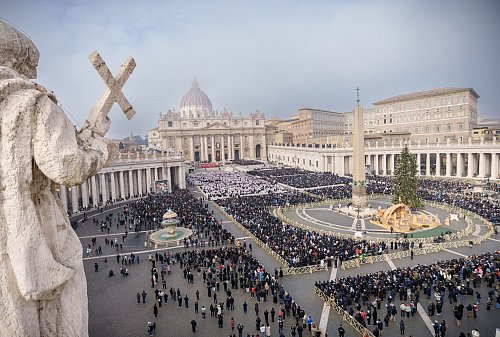 Wie bei Benedikt XVI. werden auch bei den Trauerfeierlichkeiten für Franziskus Zehntausende Gläubige im Vatikan erwartet. (Archivbild) - © Michael Kappeler/dpa