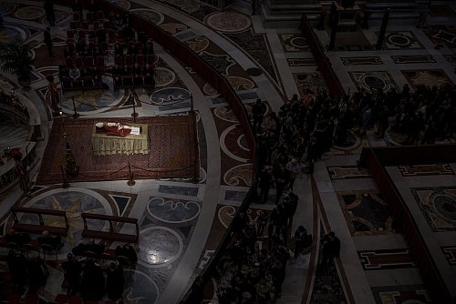 Zuletzt war der emeritierte Papst Benedikt XVI. im Januar 2023 im Petersdom öffentlich aufgebahrt. (Archivbild) - © Michael Kappeler/dpa