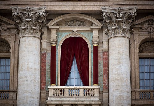 Kurz nach der Papstwahl wird sich der neugewählte Papst auf dem Balkon den Gläubigen zeigen. (Archivbild) - © picture alliance / dpa