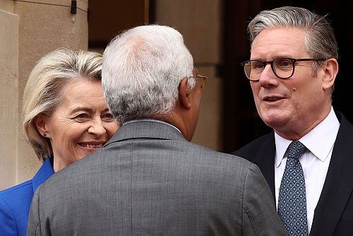Enger kooperiert werden soll unter anderem bei den Themen Sicherheit und Verteidigung, Lebensmittelstandards, Energie, Migration. - © Henry Nicholls/Pool AFP/AP/dpa
