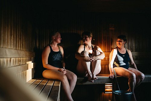 Das Besondere an der Rauchsauna: Sie hat keinen Schornstein oder Abzug, beim Aufheizen wabert der Rauch durch die Kabine - das sorgt für einen ganz eigenen Geruch und hat auch Einfluss aufs Hitzeempfinden. - © Jaska Pokonen/Visit Finland/dpa-tmn