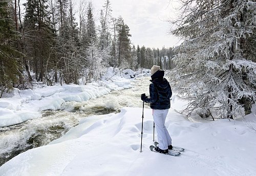 Auf den Schneeschuhen erreicht man Orte, die sonst nur schwer zugänglich sind. - © Verena Wolff/dpa-tmn