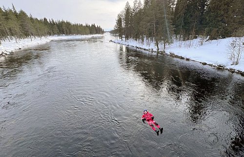 Floating auf dem Fluss Kiveskoski: Hoffentlich halten die Anzüge im kalten Wasser dicht. - © Verena Wolff/dpa-tmn