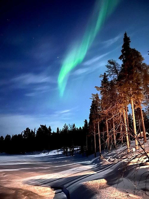 Nordlichter am Nachthimmel: Im Winter sind die Chancen in den Polarregionen groß, das Naturspektakel selbst zu erleben - vor allem im Februar und März. - © Verena Wolff/dpa-tmn