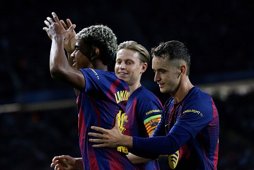 Auch Lamine Yamal (links) traf für Barcelona - © Joan Monfort/AP/dpa