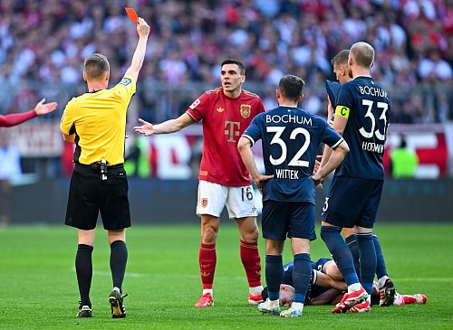 Schlüsselmoment und Wendepunkt: Bayern-Profi João Palhinha sieht Rot. - © Sven Hoppe/dpa