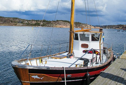 Die «Signe» im Hafen von Lysekil: Mit dem restaurierten Holzboot steuert Lars Marstone seine Austern- und Muschelfarmen im Gullmarsfjord an – seit über 15 Jahren. - © Sabine Glaubitz/dpa-tmn