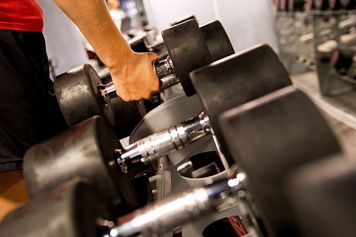 Ein Sportwissenschaftler sagt: Schon 30 Minuten Krafttraining pro Woche können einen Unterschied machen. - © Franziska Gabbert/dpa-tmn