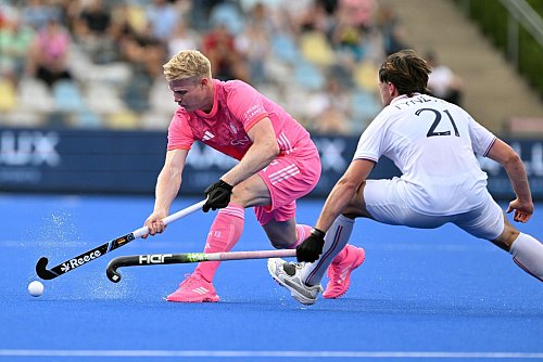Erster Sieg für Deutschland um Tom Grambusch (l). - © Federico Gambarini/dpa