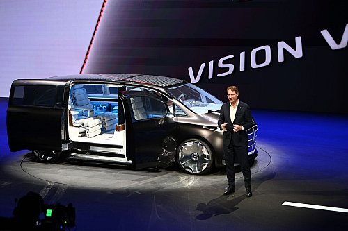 Mercedes Chef Ola Källenius vor dem Vision V - der Wagen soll ein Blick in die Zukunft von Vans der Marke Mercedes sein. - © Johannes Neudecker/dpa