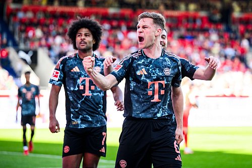 Torschütze zum 4:0-Endstand: Der Münchner Mittelfeldchef Joshua Kimmich (r.). - © Tom Weller/dpa