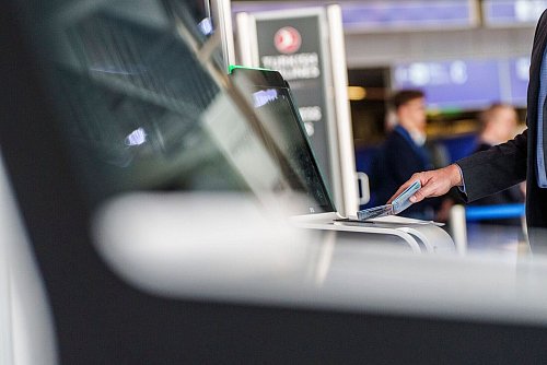 Check-in-Automat am Frankfurter Flughafen: Solche Angebote zum Einchecken ohne Personenkontakt nehmen zu. - © Andreas Arnold/dpa/dpa-tmn