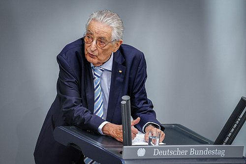 Der früherer Bundesminister Gerhart Baum appellierte, die Demokratie tatkräftig zu verteidigen. - © Kay Nietfeld/dpa