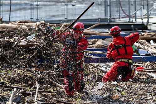 In Tschechien haben die Aufräumarbeiten nach dem Hochwasser begonnen. - © Taneèek David/CTK/dpa