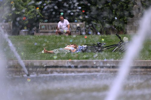Bei den hohen Temperaturen ist Abkühlung gefragt. (Archivbild) - © David Young/dpa