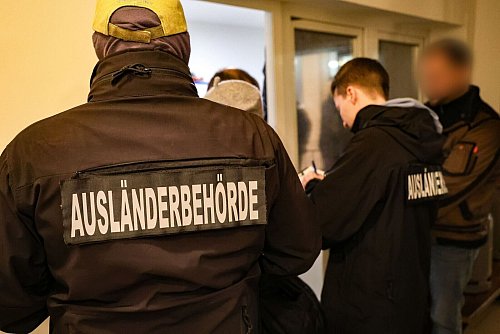 Auch die Ausländerbehörde war an der Razzia beteiligt. - © Gianni Gattus/dpa
