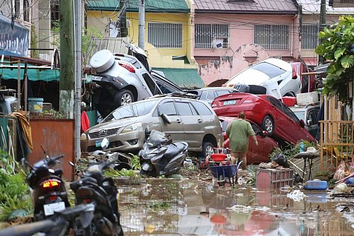 Autos wurden durch den Taifun übereinandergestapelt. - © Jacqueline Hernandez/AP/dpa