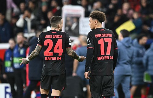 Auf Leverkusens Aleix Garcia (l) und Co. warten in der Königsklasse weitere starke Gegner. - © Bernd Thissen/dpa
