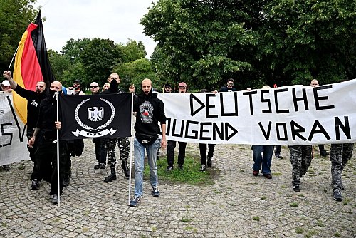 Etwa 30 bis 50 Personen beteiligten sich an einer rechten Gegendemonstration. - © Bernd von Jutrczenka/dpa