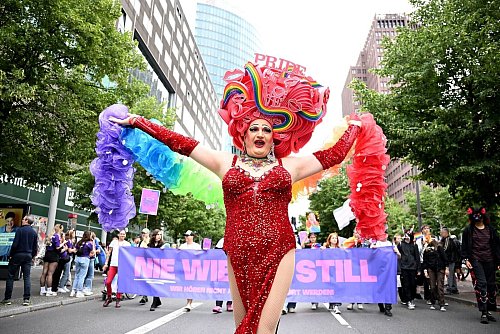 Bunt, bunter, CSD: Beim Christopher Street Day werden viele farbenfrohe Kostüme präsentiert. - © Bernd von Jutrczenka/dpa